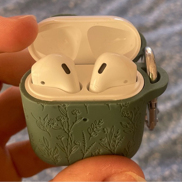 Apple AirPods (2nd Generation) Wireless Ear Buds with Rubber Case - Picture 12 of 16